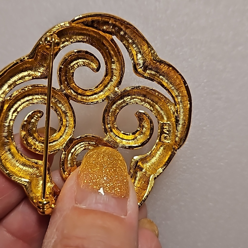 Bold goldtone graphic design brooch signed AK statement pin lapel - Picture 4 of 4